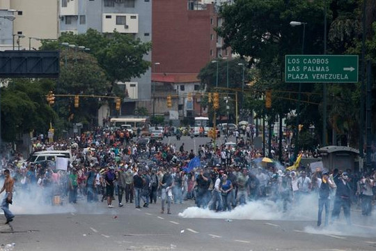 Đụng độ tại Venezuela giữa người biểu tình chống chính phủ và cảnh sát