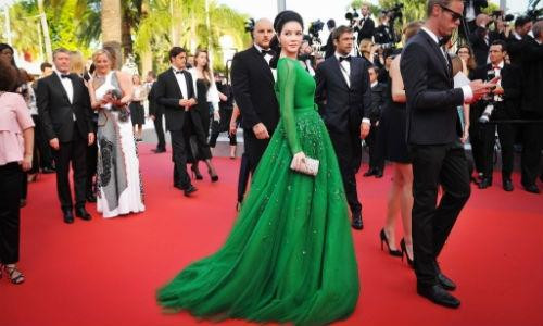 Lý Nhã Kỳ ghi điểm trên thảm đỏ Cannes với đầm xanh sang trọng