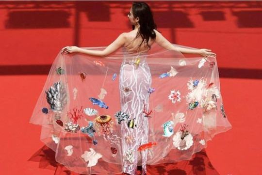 Angela Phương Trinh mặc váy 'bảo vệ môi trường' lên thảm đỏ Cannes 2016