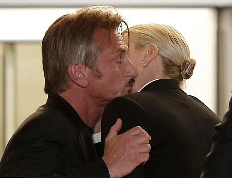 Khoảnh khắc ngọt ngào hiếm hoi của Charlize Theron và Sean Penn tại Cannes