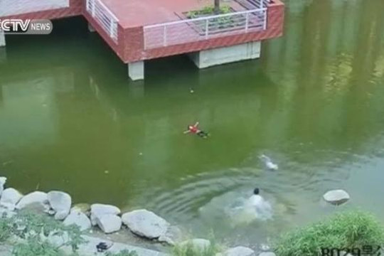 Bảo vệ nhảy xuống hồ cứu 2 đứa trẻ đuối nước dù không biết bơi