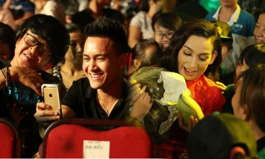 Con trai Hoài Linh tới cỗ vũ ba, Phi Nhung được fan tặng trái cây tại sân khấu 