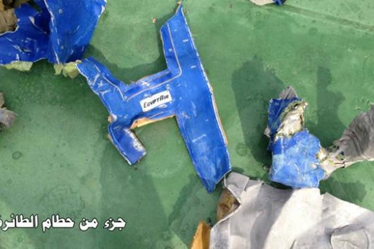 Ai Cập tìm thấy hộp đen, công bố ảnh mảnh vỡ máy bay EgyptAir