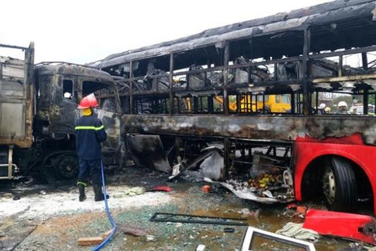 Tai nạn kinh hoàng, cháy rụi 2 xe khách giường nằm, 12 người chết