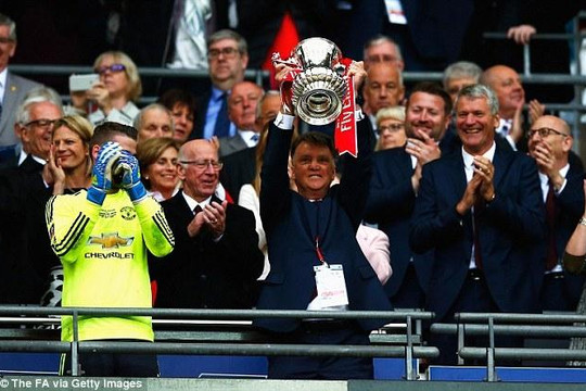 Ferguson cầm Cúp FA trong ngày Man Utd đăng quang