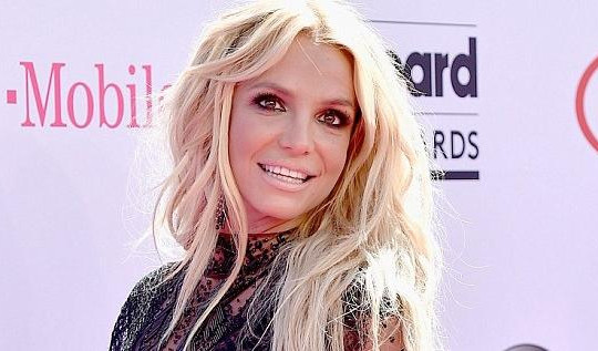 Britney Spears gợi cảm bất ngờ trên thảm đỏ Billboard Music Awards 
