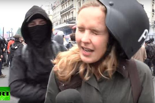 Nữ phóng viên bị đánh lật nón bảo hiểm khi đang lên sóng trực tiếp