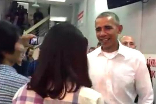 Clip Tổng thống Obama bắt tay chủ quán và khen bún chả rất ngon