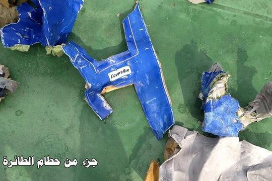 Máy bay MS804 của EgyptAir bị nổ trước khi rơi?
