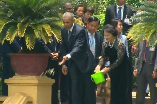 Chủ tịch QH Nguyễn Thị Kim Ngân hướng dẫn Tổng thống Obama cho cá ăn
