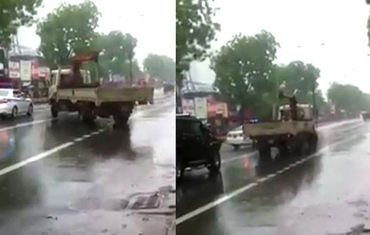 Clip xe tải cắt mặt đoàn xe hộ tống Tổng thống Obama ra sân bay Nội Bài