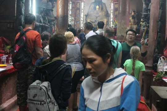Hàng ngàn người đồ về chùa Ngọc Hoàng sau chuyến thăm của ông Obama