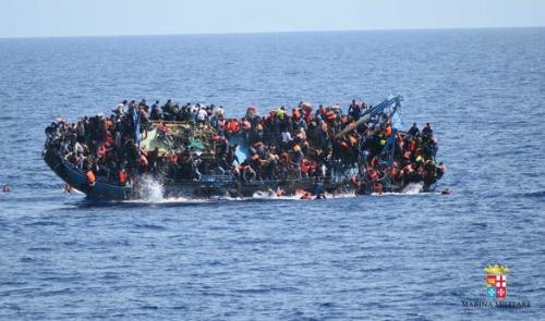 Tàu chở người tị nạn bị lật kéo hàng trăm người xuống biển