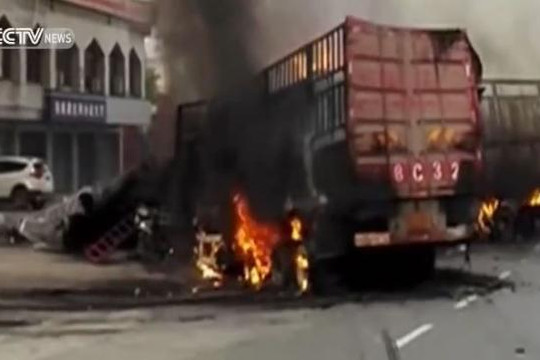 Clip hai xe tải đấu đầu bốc cháy kinh hoàng