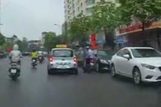 Taxi dừng xe trả khách giữa đường gây tai nạn
