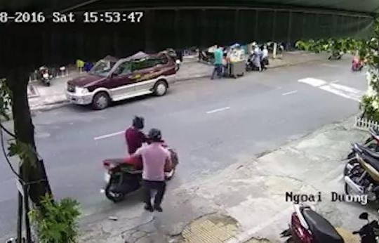 Clip hai thanh niên cướp giỏ xách trên đường phố Đà Nẵng