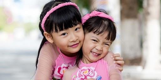 Vợ chồng Bình Minh khoe 2 công chúa xinh xắn nhân ngày 1.6