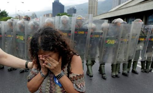 Quá thiếu thực phẩm, dân Venezuela tới dinh tổng thống biểu tình