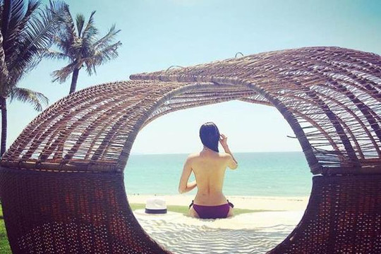 Phạm Hương gây 'bão' khi khoe ảnh bán nude ở bãi biển Nha Trang