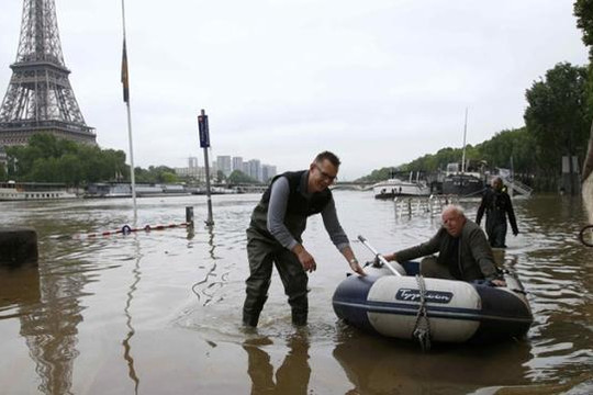 Dân Paris phải chèo thuyền trên phố vì lụt lớn 