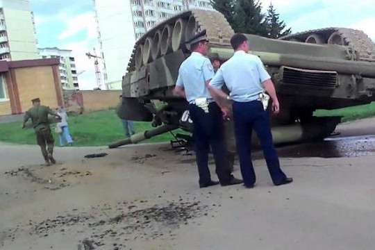 Xe tăng quân đội Nga bị lật ngửa trên đường