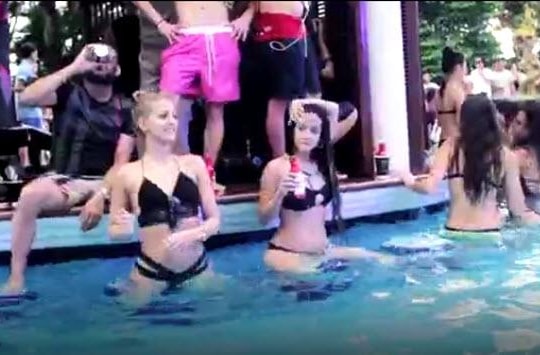 Clip gái xinh Hà thành mặc bikini quậy hết cỡ ở tiệc nước