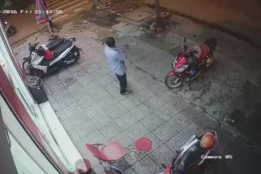 2 tên trộm vờ hỏi đường để trộm xe máy