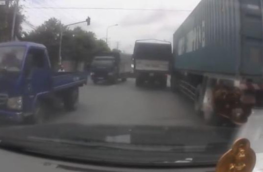 Clip xe tải chạy giữa đường chèn ép container