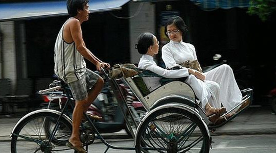 Vất vả nghề đạp xích lô ở xứ Huế