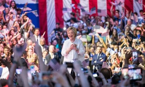 Bà Clinton tuyên bố trở thành 'nữ ứng cử viên tổng thống Mỹ đầu tiên'