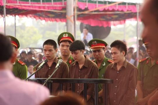 Vụ thảm sát ở Bình Phước: Nguyễn Hải Dương khoanh tay xin lỗi mẹ Vũ Văn Tiến