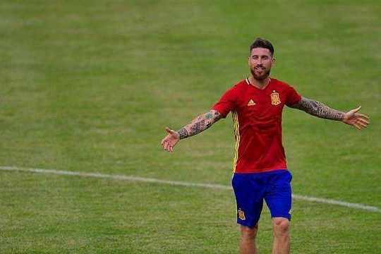 Xem Sergio Ramos biểu diễn bài hát của tuyển Tây Ban Nha tại Euro 2016