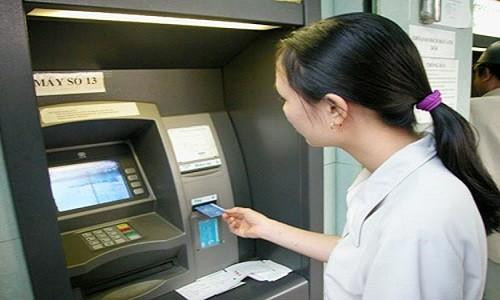 Xem xét nâng mức rút tiền tại ATM lên 5 triệu đồng/giao dịch nội mạng