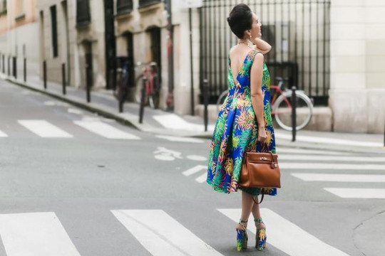 Thời trang Việt khoe sắc trên đường phố Paris