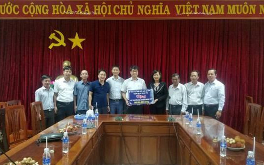 Trao 500 triệu đồng cho học sinh nghèo huyện Phong Điền