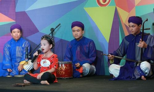 Hàng trăm thí sinh đội mưa casting 'Nhí tài năng 2016' tại Hà Nội