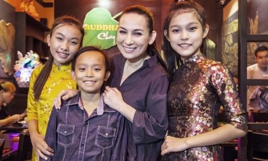 Phi Nhung giúp cậu bé Hồ Văn Cường đóng tiền học phí
