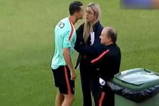 Clip Ronaldo hôn fan nữ ngay trên sân tập