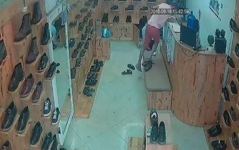 Thanh niên bảnh bao trộm điện thoại ở cửa hàng giày