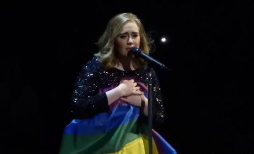 Adele đeo lá cờ lục sắc để tưởng nhớ nạn nhận ở Orlando 