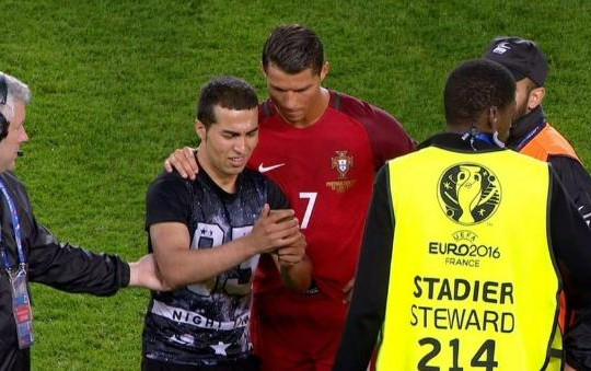 Gây thất vọng, Ronaldo vẫn nán lại selfie với fan sau trận đấu