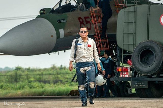 Truy tặng Huân chương Bảo vệ Tổ quốc cho phi công Trần Quang Khải