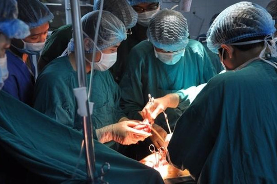 3.600 giờ mất ngủ của bác sĩ ghép đa tạng đầu tiên ở Việt Nam