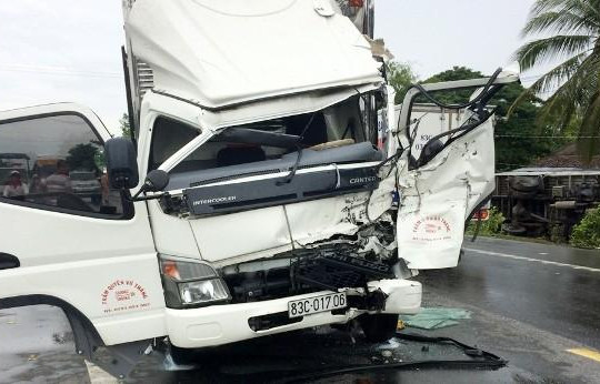 Hai xe tải tông nhau, một tài xế tử vong tại chỗ