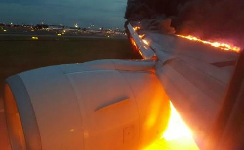 Máy bay của Singapore Airlines bốc cháy khi hạ cánh khẩn cấp