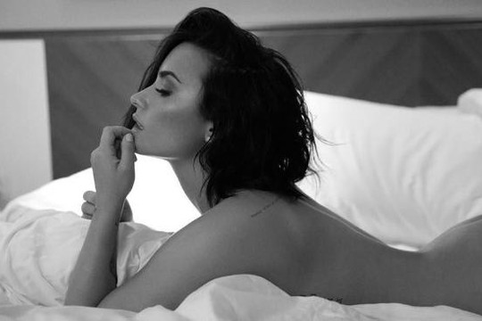 Demi Lovato khoả thân táo bạo trong MV 'Để cơ thể lên tiếng'