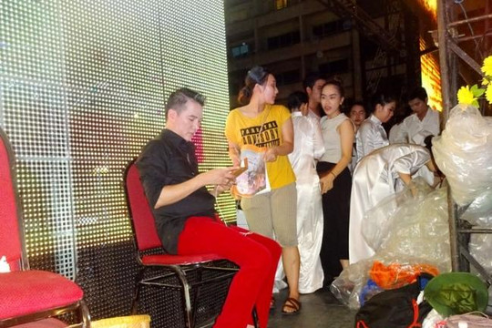 Những hình ảnh vui nhộn nhất trên phố đi bộ Nguyễn Huệ đêm 3.7