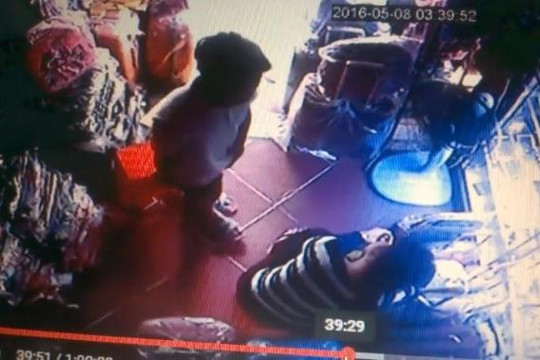 Nữ nhân viên ngủ gật bị trộm điện thoại ngay trước mặt