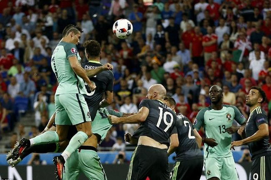 Ronaldo đưa Bồ Đào Nha vào chung kết Euro