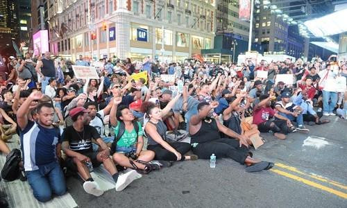 Hàng trăm người biểu tình phản đối cảnh sát Mỹ bị bắt
